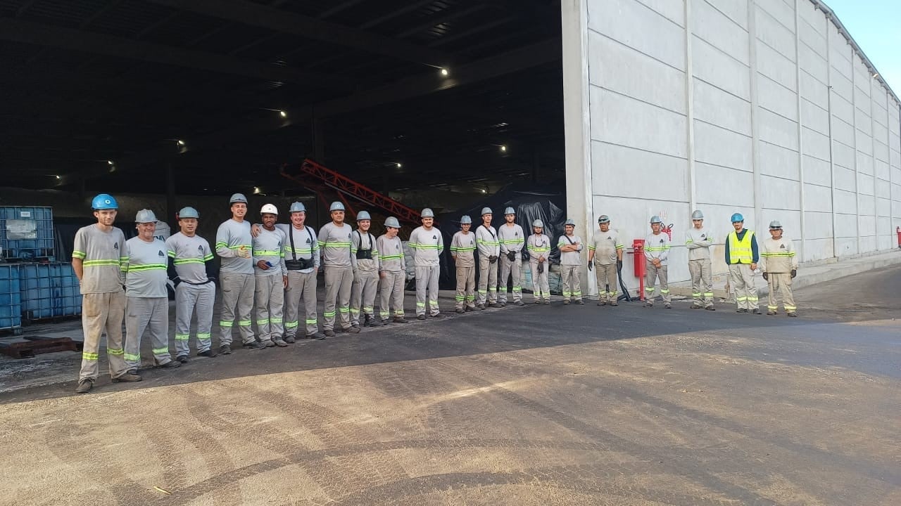 Equipe Elmo trabalhando em terminal portuário